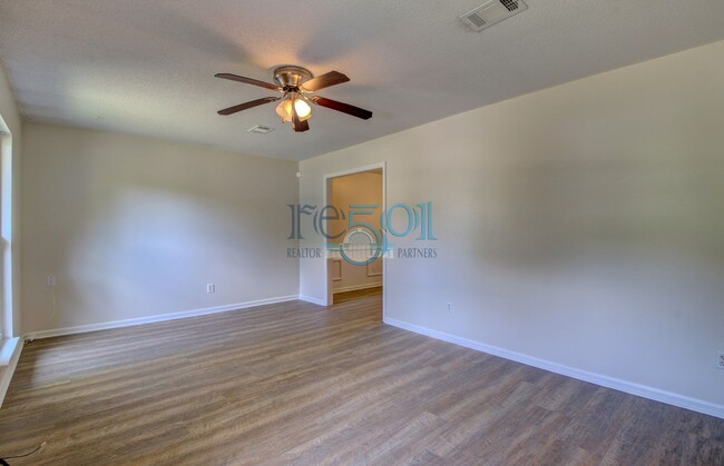 Building Photo - **LEASE PENDING** Great Find In Echo Valle...