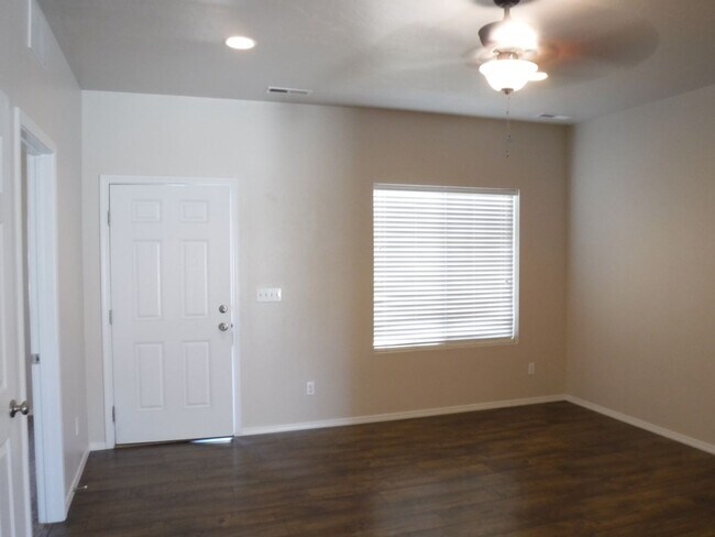 Building Photo - 4 bed 2.5 bath home just off Pine Ave and N Black Cat Rd.