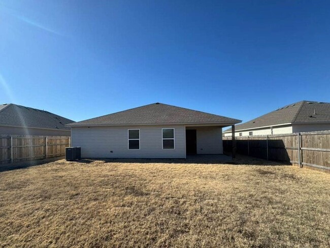 Building Photo - 3BD/2BTH Home Minutes from Lake El Reno!