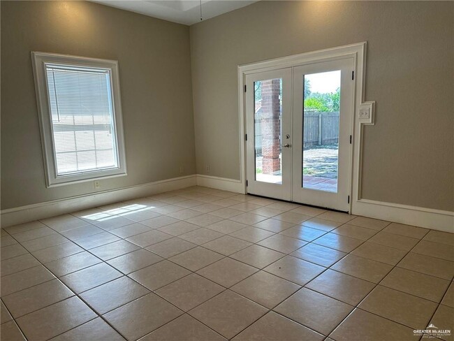 Building Photo - 2505 Zenaida Ave