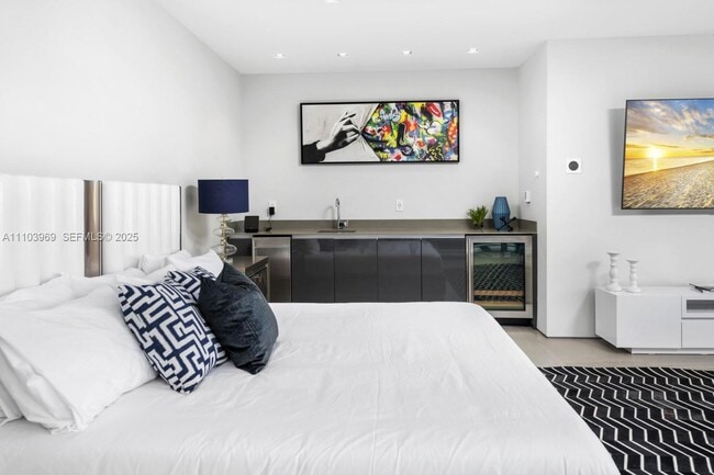 Building Photo - 440 Mola Ave