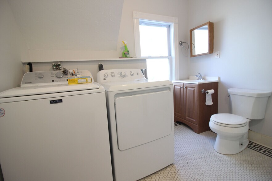 Building Photo - 71 June St