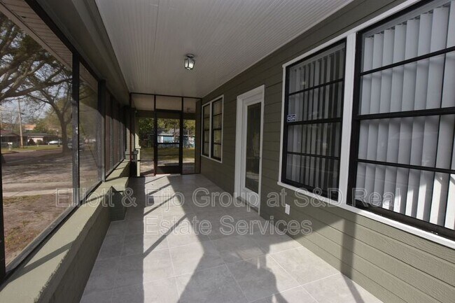 Building Photo - 1127 Oakhill St