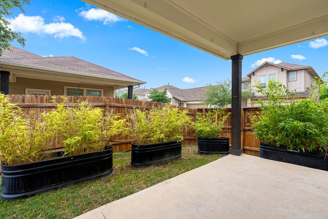 Building Photo - Beautiful 3 bedroom, 2.5 bathroom home in Summerrow Condos!!!
