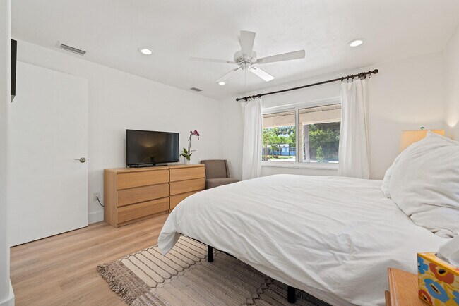 Building Photo - 425 10th Ave