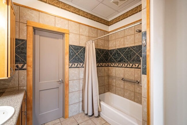 Building Photo - 1613-1617 Chase St