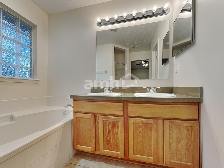 Building Photo - 11670 Deep Springs Dr N