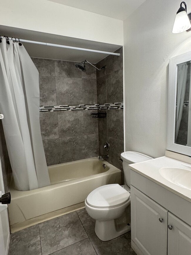 Building Photo - Freshly Updated Home for Lease – Move-In R...