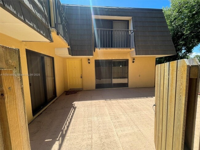 Building Photo - 726 7th Way