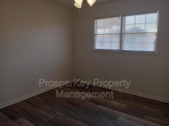 Building Photo - 137 Sycamore Ct