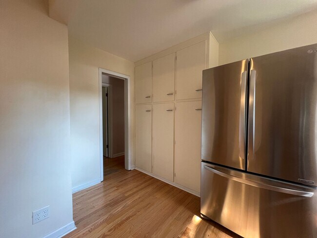 Building Photo - Charming 4BED/2 BATH Brick Ranch Home in L...