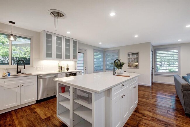 Building Photo - 2015 Eaton Ln