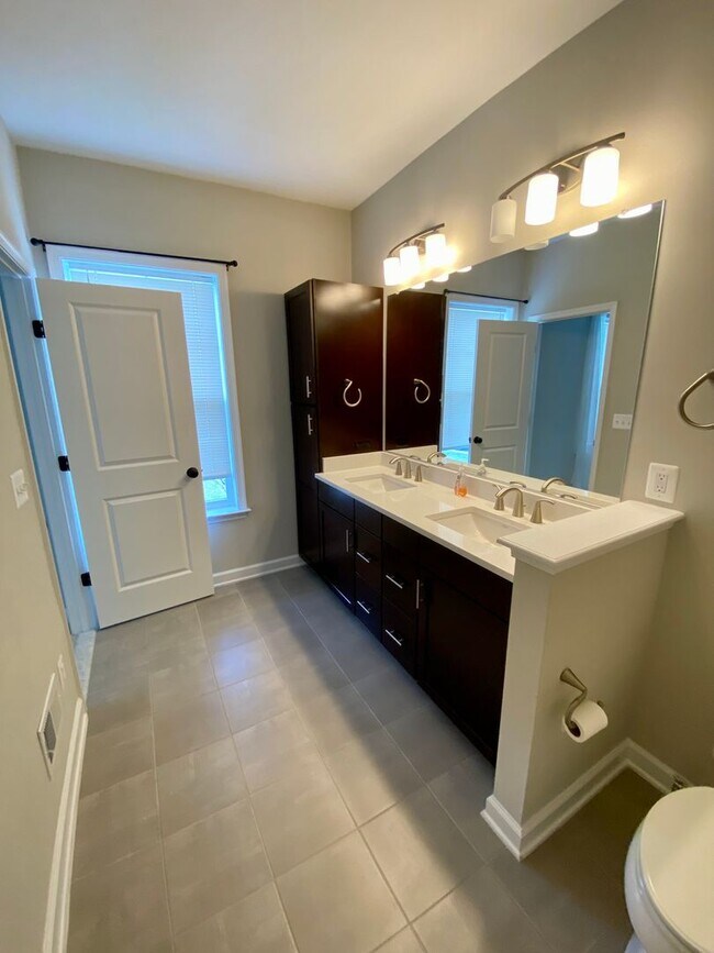 Building Photo - Charming 3-bedroom, 2.5-bathroom Townhouse