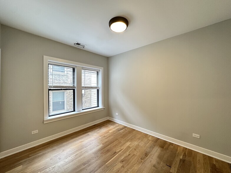 Building Photo - 2217 W Eastwood Ave