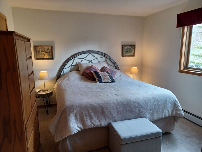 Building Photo - Light Bright 2 BDR plus Loft 3BATH Silvert...