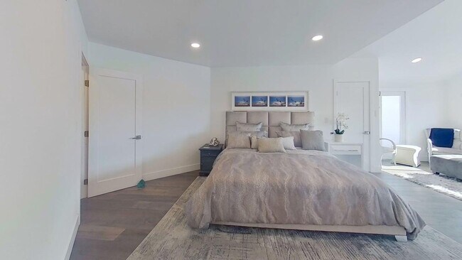 Building Photo - Waterfront Lido Island with Pool