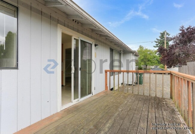 Building Photo - 617-613 3 St NE