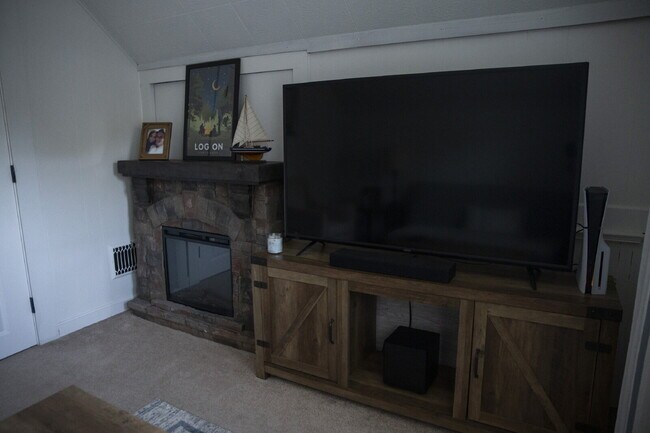 Building Photo - Beautifully Renovated 4-Bedroom Home with Fenced Backyard!