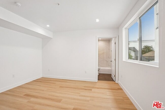Building Photo - 312 N Coronado St