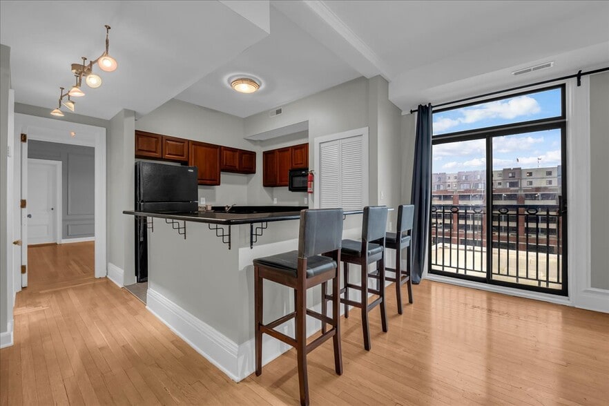 Building Photo - 2900 E Jefferson Ave