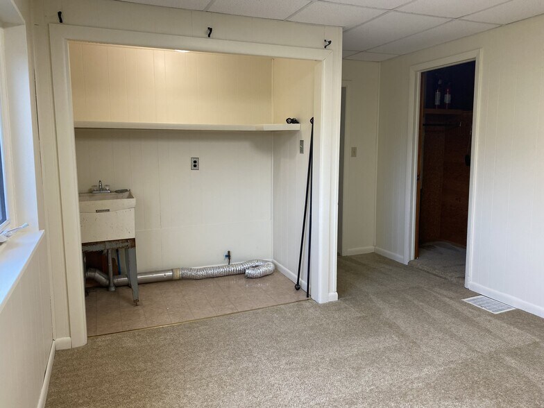 1st Floor washer/dryer hookup - 402 Bowerman Rd