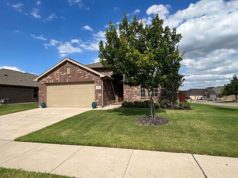 Building Photo - 1300 Foxglove Ln