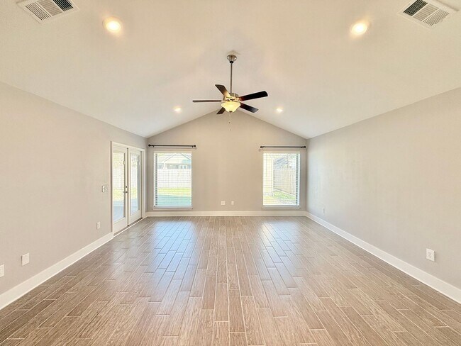 Building Photo - Spacious 3-Bedroom Home - Stonechase