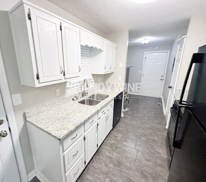 Building Photo - 201 Brooke Dr