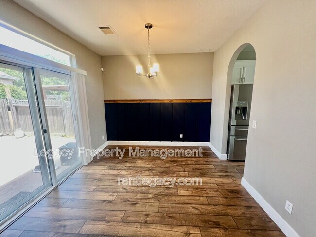 Building Photo - 1605 Paseo Flores Dr