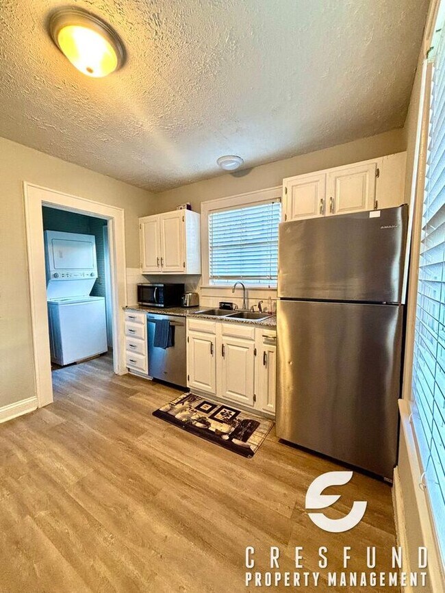 Building Photo - Charming 3 Bedroom 2 Bath Cottage style