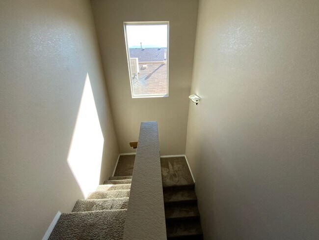 Building Photo - 3 Bedroom Home Available Near Unser Blvd N...