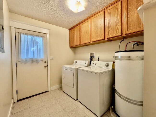 Building Photo - Discover Your New Home in the Heart of the Desirable Sellwood Neighborhood! Water/Sewer/Garbage I...