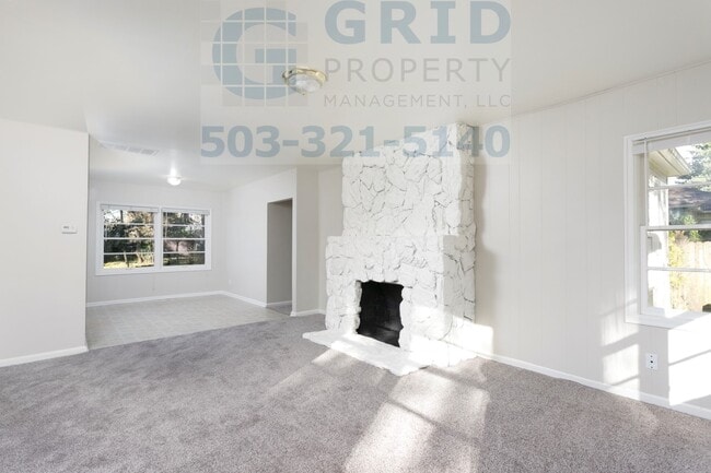 Building Photo - Spacious 3 Bedroom Home Available on Fores...