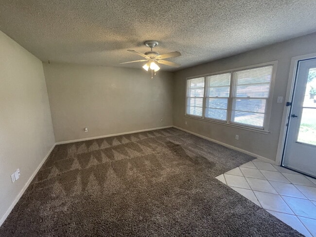 Building Photo - Home Located Minutes From Shopping Mall, R...