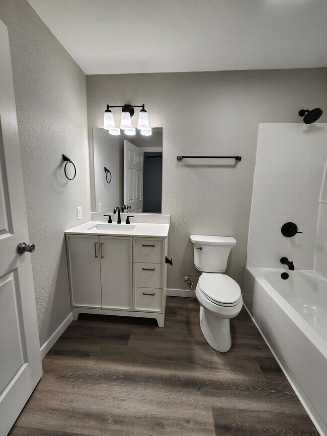 Building Photo - Spacious 4-Bedroom, 2.5-Bathroom Home AVAI...
