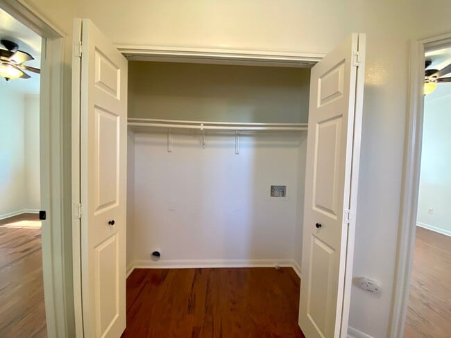 Building Photo - 3 Bedroom Townhouse Condo-North Austin!