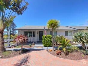 Building Photo - Unique 4 Bedroom 2 bath Guest Home in Ocea...