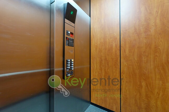 Building Photo - Top-Floor 2BR/2BA Condo with NYC Views + P...