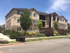 Building Photo - 6941 Village River Ln