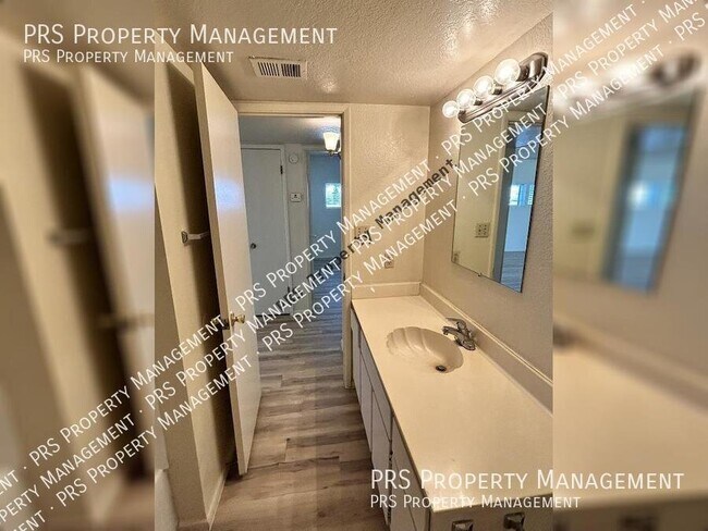 Building Photo - 2652 E Oakleaf Dr