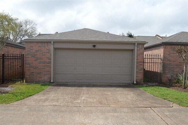 Building Photo - 111 Manor Pl