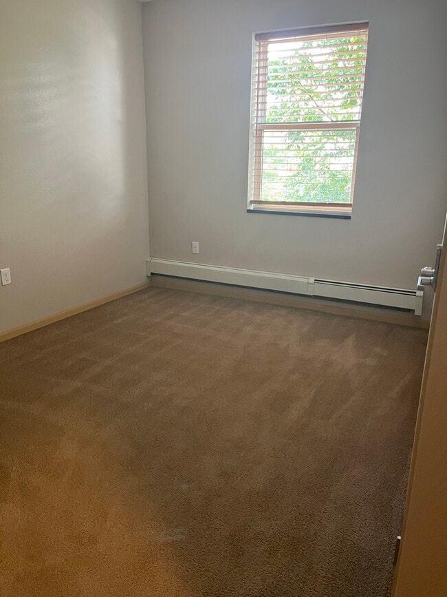 Building Photo - Western U Flats