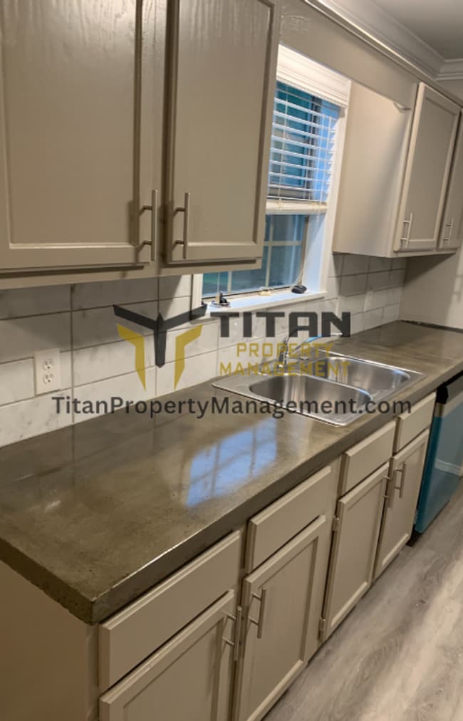 Building Photo - 3b/2b house