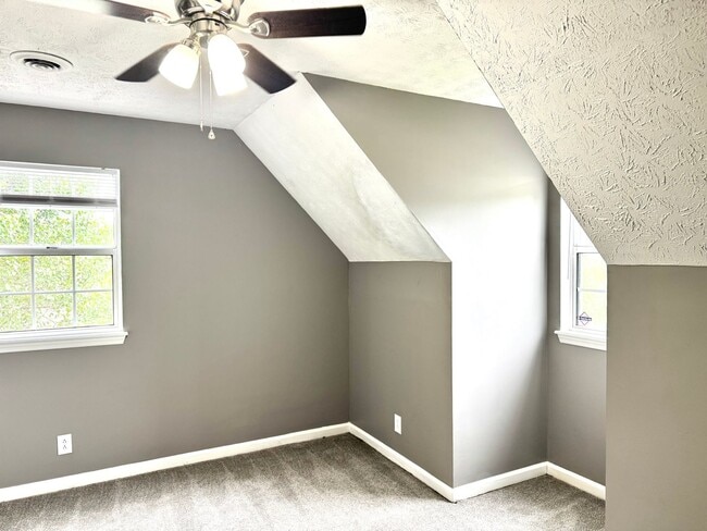 Building Photo - Three Bedroom Close to Ft. Campbell