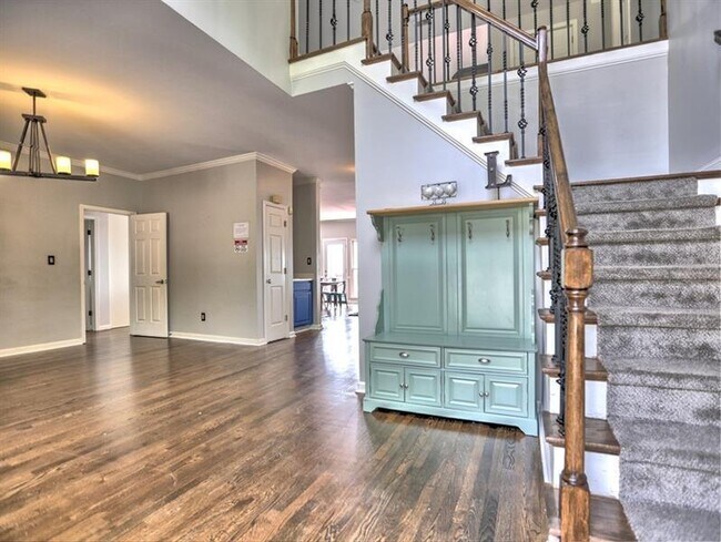 Building Photo - 817 Pinnacle Pl NE