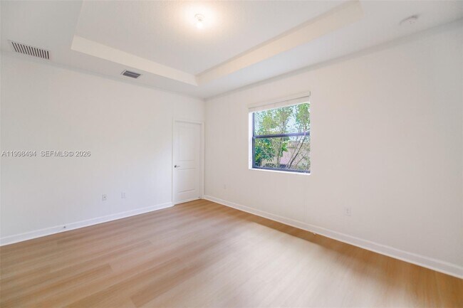 Building Photo - 640 NE 207th St