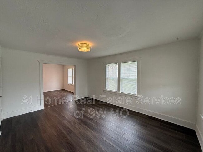 Building Photo - 1021 W Turner St