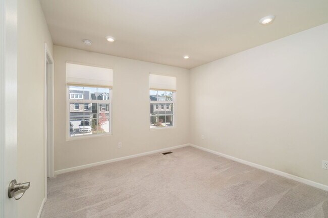 Building Photo - 22521 Woodbridge Ln