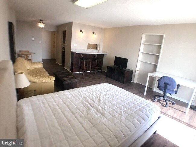 Building Photo - 118 Monroe St