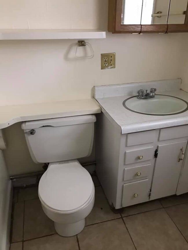 Building Photo - 2 Bedroom House for Rent